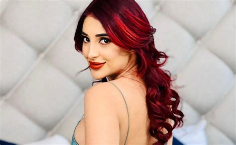 Jessica Sodi enamora en coqueta ropa extremadamente corta .